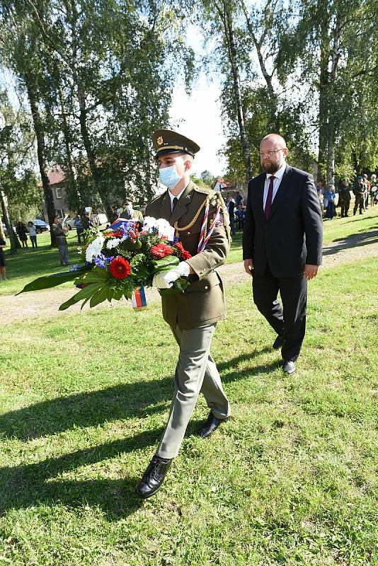 Z pietního aktu na počest kolínského rodáka, štábního kapitána Václava Morávka v Lošanech.