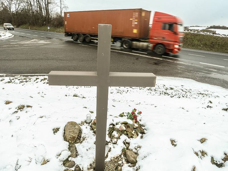 Pietní místo po tragické nehodě na silnici I/12 u odbočky na Hřiby.