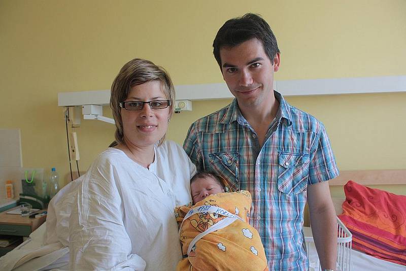 Tatínek Vojtěch Kozlík se vyfotil s prvorozeným synem Tomáše Kozlíkem a jeho maminkou Evou Jeřábkovou. Tomášek přišel na svět 19. dubna 2011 s váhou 3700 gramů a výškou 52 centimetry. Rodina žije v obci Přítoky.