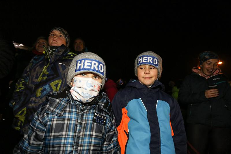 Rozsvícení stromu ve Třech Dvorech doprovodily rockové koledy.