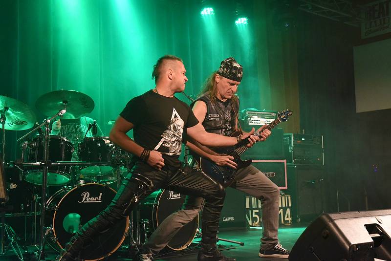 Dvě sice rockové, ale z rozličného žánrového spektra pocházející kapely, zahrály první listopadovou sobotu na pódiu Městského společenského domu v Kolíně.