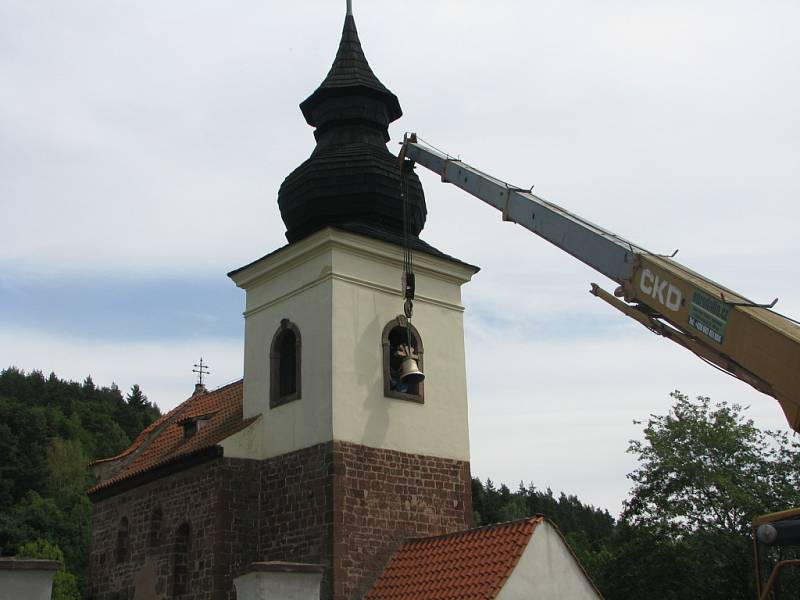 Žehnání novému zvonu a jeho osazování do kostela sv. Jakuba ve Stříbrné Skalici - Rovné