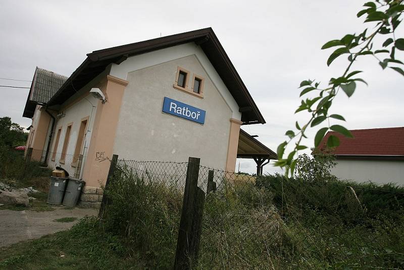 Mrtvola muže se nalezla nedaleko vlakového nářadí v Ratboři