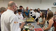 Vzpomínky na závěr školního roku: Žákyně kolínské školy v Mnichovické ulici úspěšně reprezentovaly ve finále kuchařské soutěže Zdravá 5.