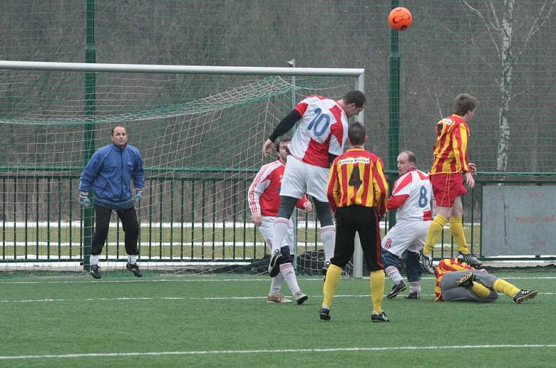 Z utkání kosteleckého turnaje Kouřim - Louňovice (2:3).