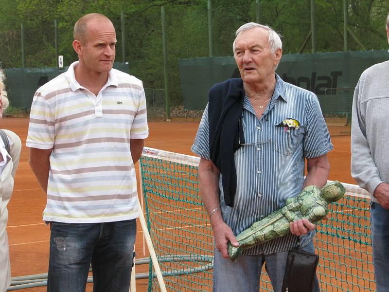 Z předávání Otakarova reliéfu Miroslavu Uhrovi