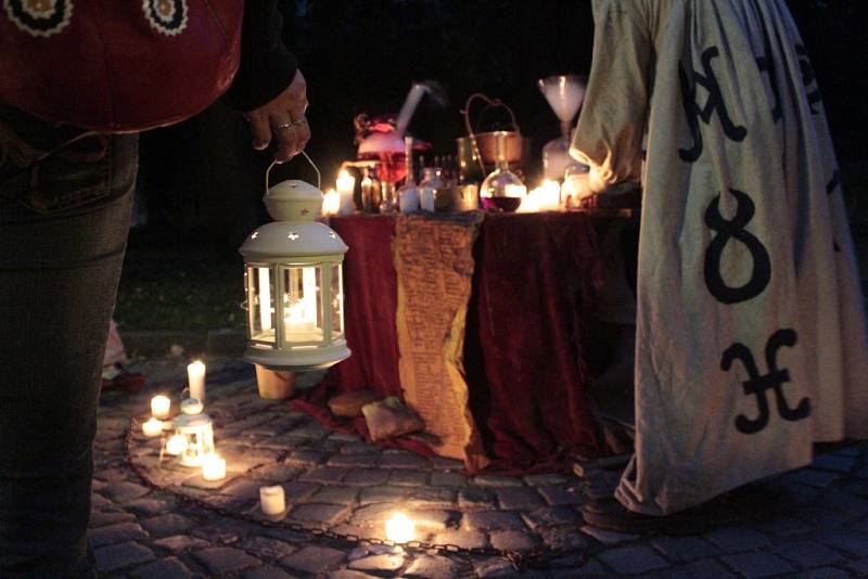 Lidé se při večerní procházce v Kouřimi dozvěděli mnoho o historii.