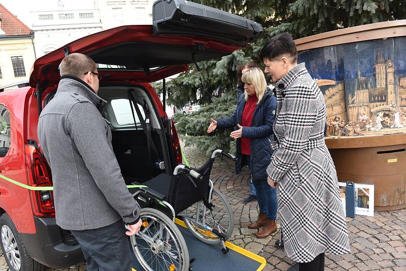 Ze slavnostního předání automobilu pro přepravu zdravotně postižených společnosti Spirála pomoci na Karlově náměstí v Kolíně.