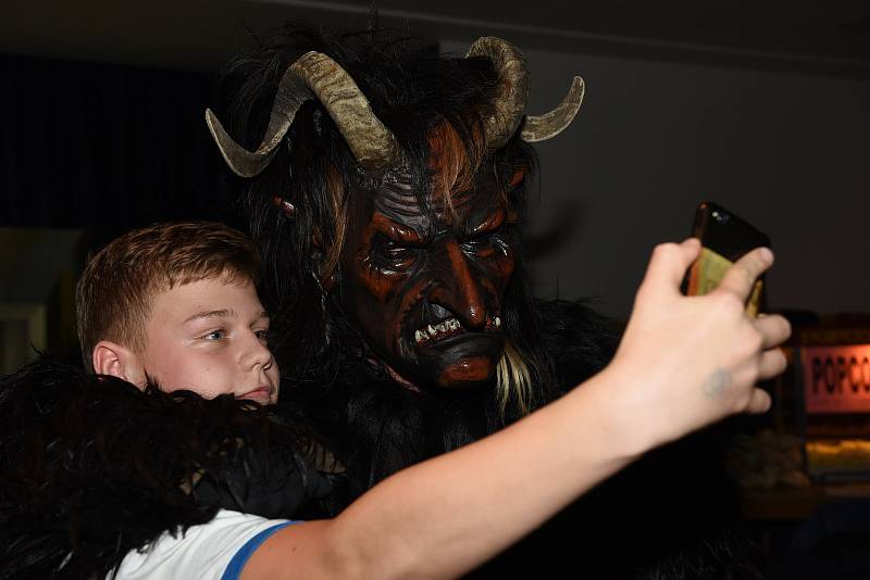 Krampusové přijeli do kulturního domu