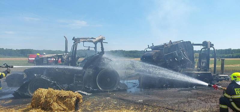 Požár lisu a traktoru u Velkého Oseku.