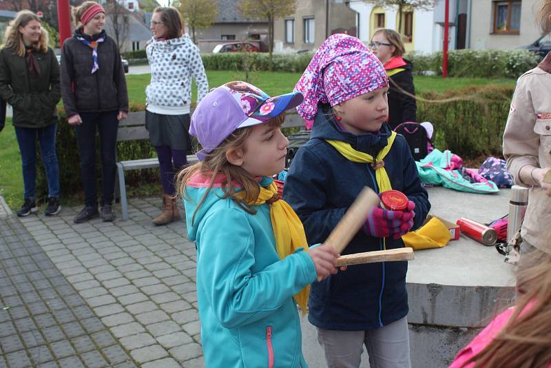 Skautky v Červených Pečkách podpořily sbírkový projekt Pomozte dětem