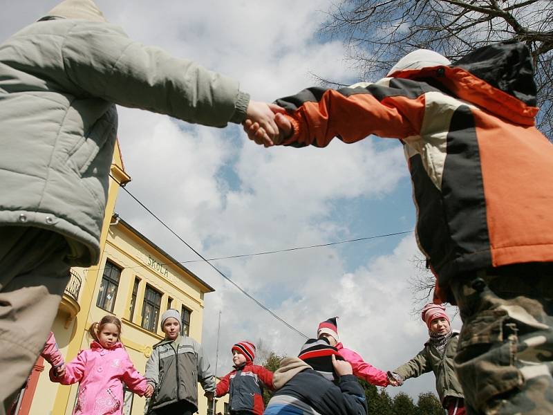 Děti z mateřské školky ve Vrbové Lhotě vyrazily za jarním sluníčkem.