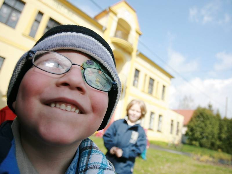 Děti z mateřské školky ve Vrbové Lhotě vyrazily za jarním sluníčkem.