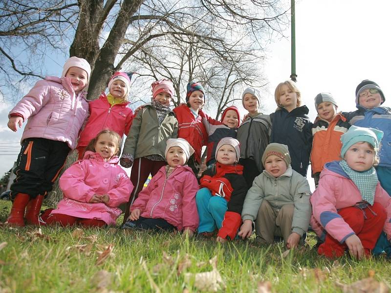 Děti z mateřské školky ve Vrbové Lhotě vyrazily za jarním sluníčkem.