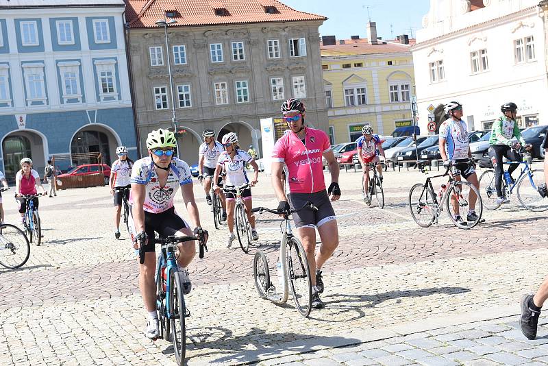 Dvacátého devátého května z Aše vyrazila na trať skupina cyklistů v již desátém ročníku projektu nazvaného Na kole dětem.