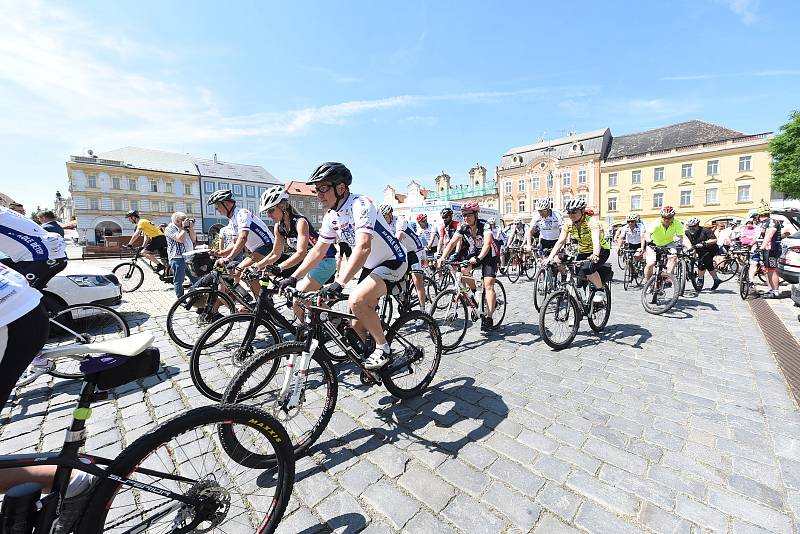 Dvacátého devátého května z Aše vyrazila na trať skupina cyklistů v již desátém ročníku projektu nazvaného Na kole dětem.