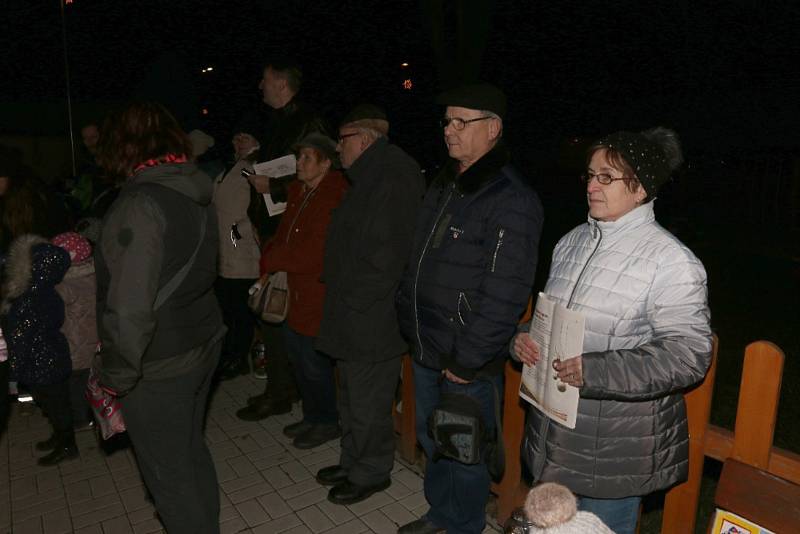 Česko zpívá koledy před Mateřskou školou Sluníčko v Dobřichově.