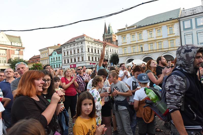 Kolínské kulturní léto: z koncertu Lazy Brass, Pokáče a Migu 21 na Karlově náměstí v Kolíně.