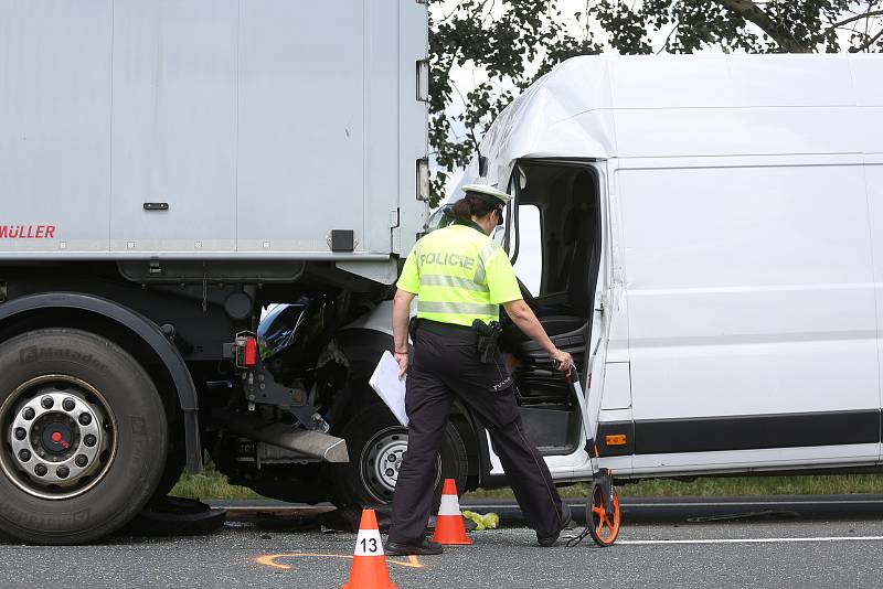 Dopravní nehoda dodávky a kamionu u na silnici 1/12 v pondělí 1. srpna 2022.