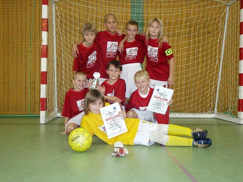 FK Kolín – nahoře zleva: Samuel Uman, Samuel Dotter, David Korbelář, Tomáš Exner. Dole zleva: Daniel Strejček, Daniel Važan, Michal Exner. Leží: Adam Hruška. Na fotce chybí Jakub Kopáček.