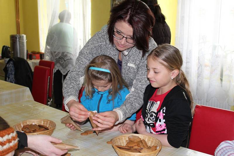 V Nebovidech se v sobotu odpoledne uskutečnilo příjemné velikonoční tvoření, alias vítání jara, zakončené vynášením Morany.