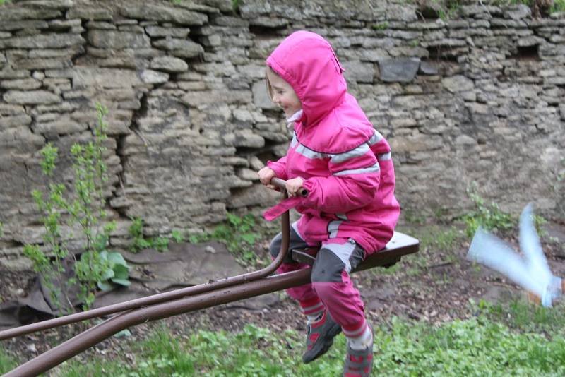 V Nebovidech se v sobotu odpoledne uskutečnilo příjemné velikonoční tvoření, alias vítání jara, zakončené vynášením Morany.