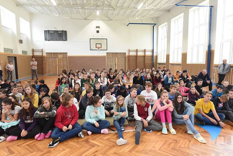 Z netradičního výchovně vzdělávacího koncertu v tělocvičně 1. Základní školy v Kolíně.