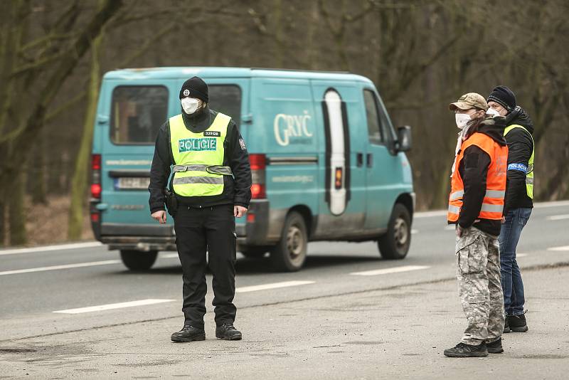 Kontrolní stanoviště policie na odpočívadle mezi obcemi Újezd nad Lesy a Úvaly na silnici I/12.