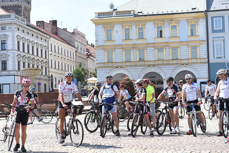 Dvacátého devátého května z Aše vyrazila na trať skupina cyklistů v již desátém ročníku projektu nazvaného Na kole dětem.