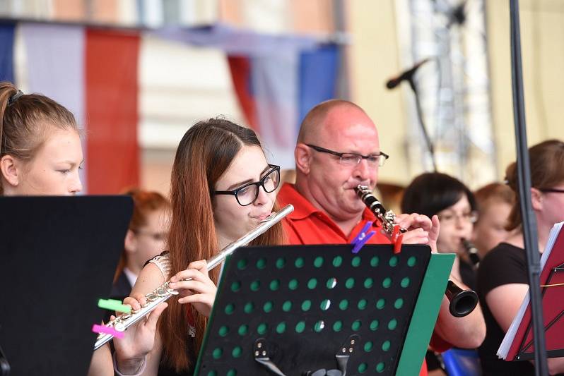 Mažoretky déšť zastavil, fanynkám Pavla Callty nevadil vůbec.