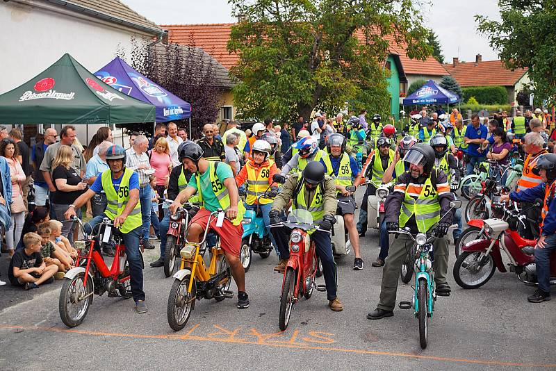 Ze závodu malých motocyklů Kozojedský fichtl 2021.