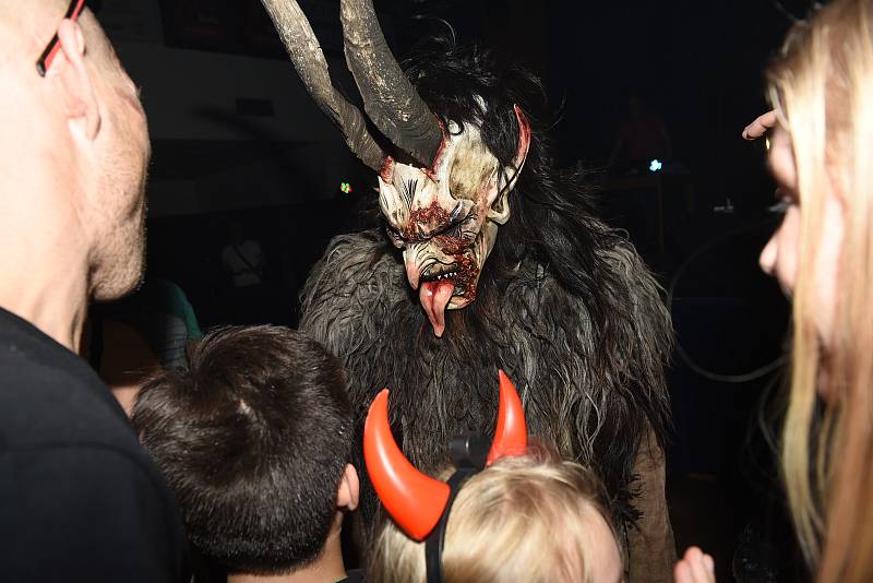 Krampusové přijeli do kulturního domu