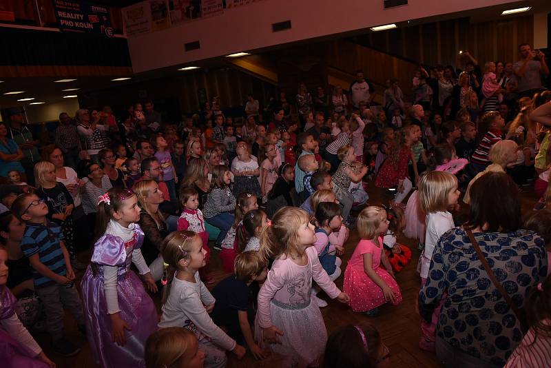 Pravidelně přijíždí do kolínského Městského společenského domu zpěvačka Míša Růžičková.