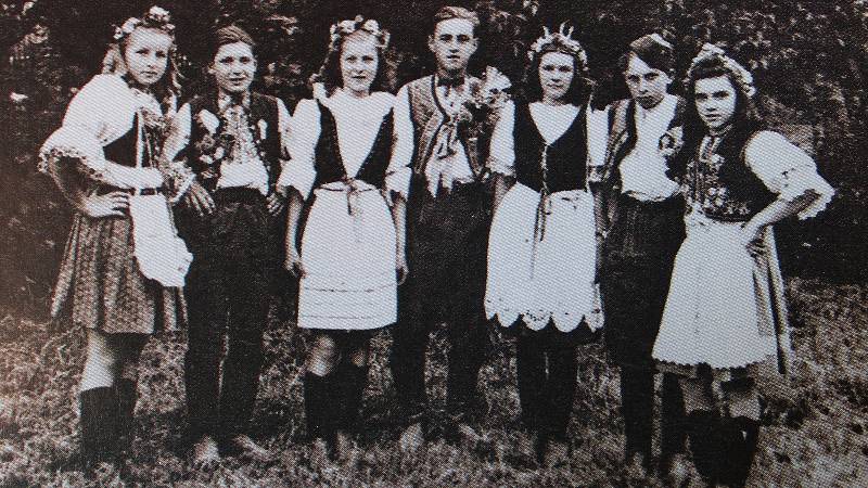Děvčata a mládenci v lidových krojích vyrazili každý rok v červenci spolu s muzikanty na průvod z Radimku do Cerhýnek.
