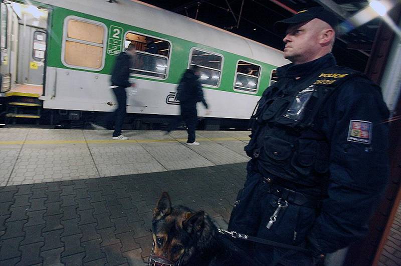 Policie hlídala bezpečnost cestujících na kolínském nádraží