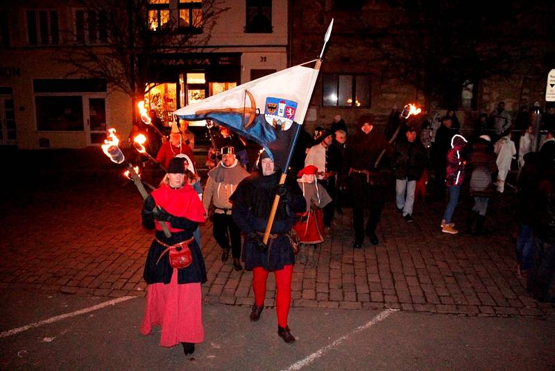 Adventní průvod světýlek vedla českobrodská garda.