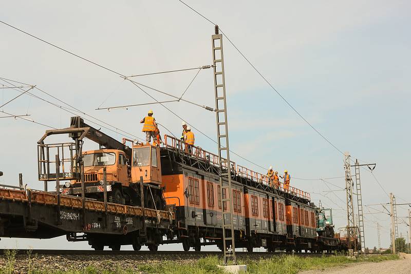 Pracovní vlak při modernizaci železničního koridoru u Cerhenic.