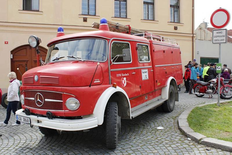 Na svátek práce se v Českém Brodě již tradičně uskutečnil závod automobilů a motocyklů vyrobených před rokem 1960.