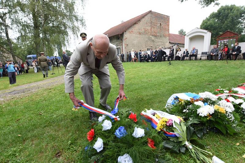 Pietní akt v Lošanech pozdravil telefonem z Ameriky Josef Mašín