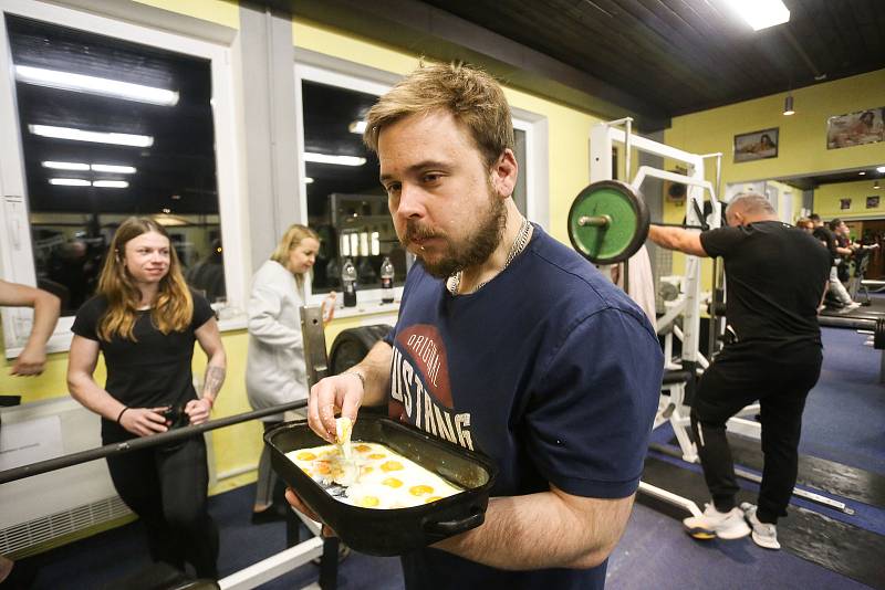 Pokus osobního fitness trenéra Štefana Verčimáka o rekord v jedení volských ok v posilovně Stap v Kolíně.