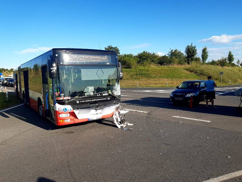 Na obchvatu Kolína došlo k nehodě autobusu a osobního auta.