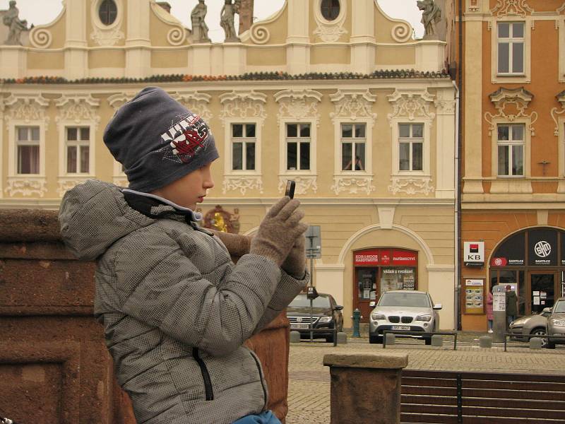 Vánoční strom přicestoval na kolínské náměstí.