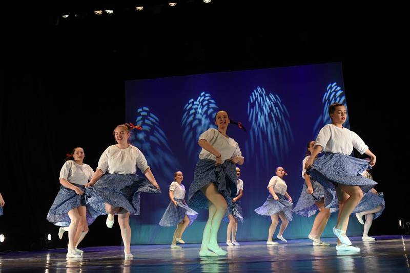 V kolínském divadle tančily soubory z celého kraje