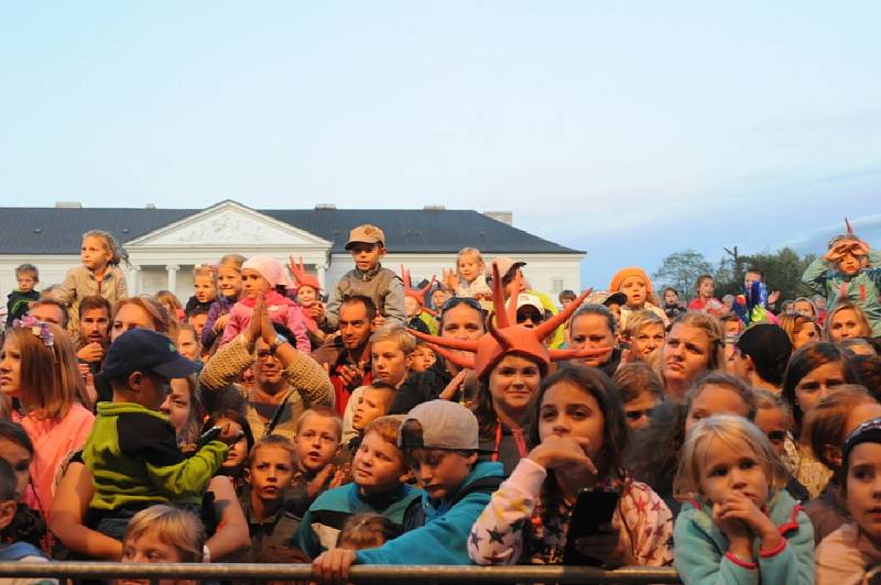 Festival Kefír se přesunul k zámku Kačina