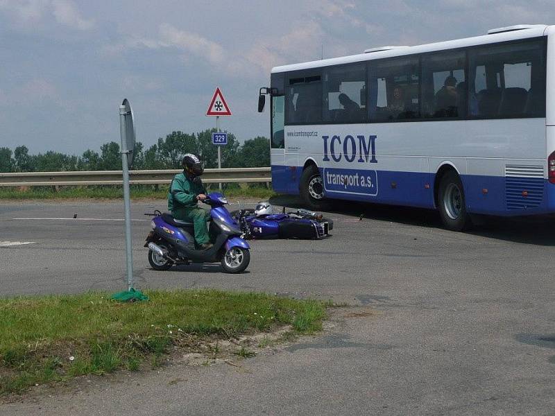 Motocyklista se u Plaňan střetl s autobusem. 30. června 2009