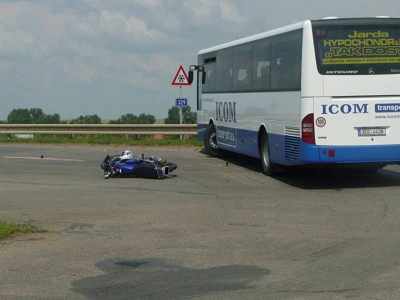 Motocyklista se u Plaňan střetl s autobusem. 30. června 2009