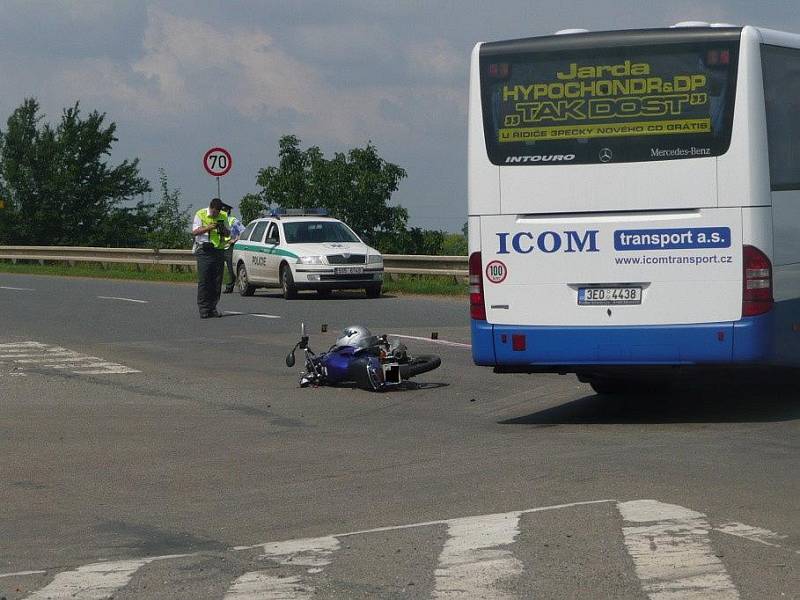 Motocyklista se u Plaňan střetl s autobusem. 30. června 2009