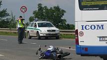 Motocyklista se u Plaňan střetl s autobusem. 30. června 2009