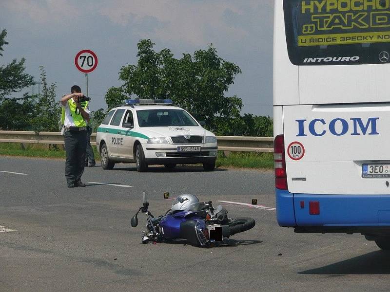 Motocyklista se u Plaňan střetl s autobusem. 30. června 2009