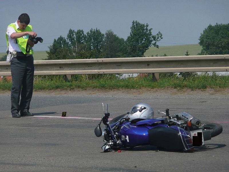 Motocyklista se u Plaňan střetl s autobusem. 30. června 2009